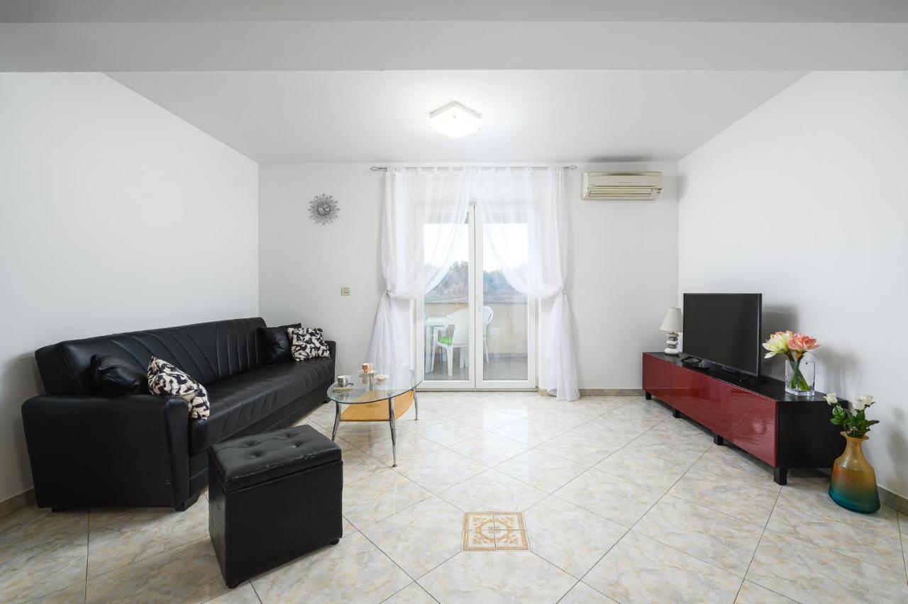 Stancija Amorozo 6 Porec Esterno foto